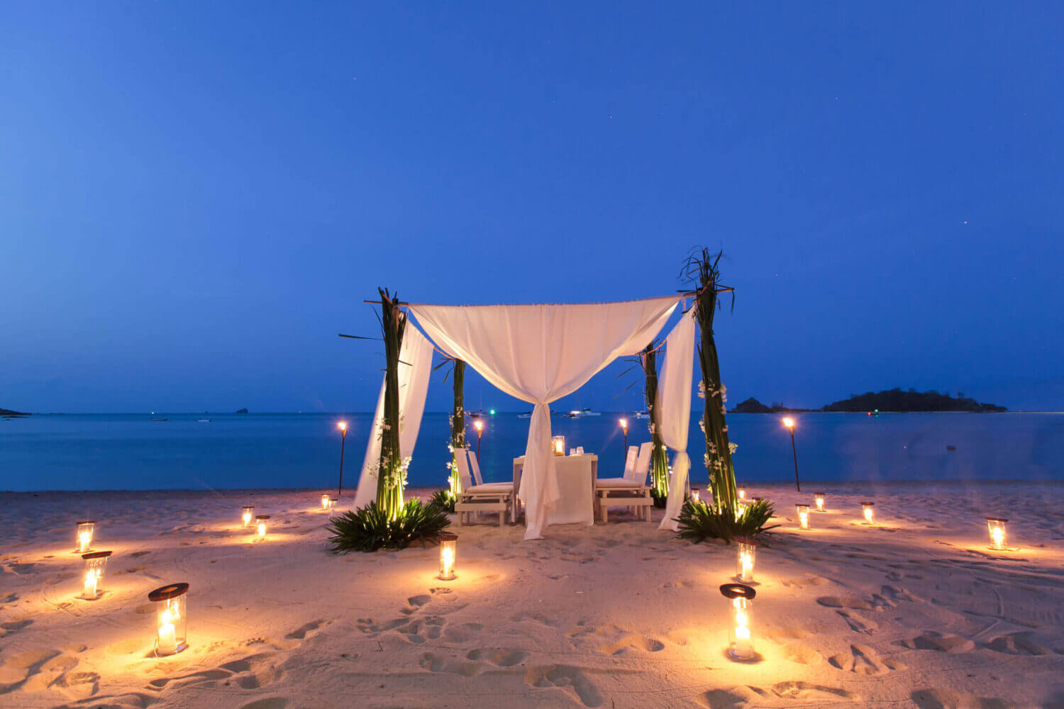 shipwrecked dining scaled