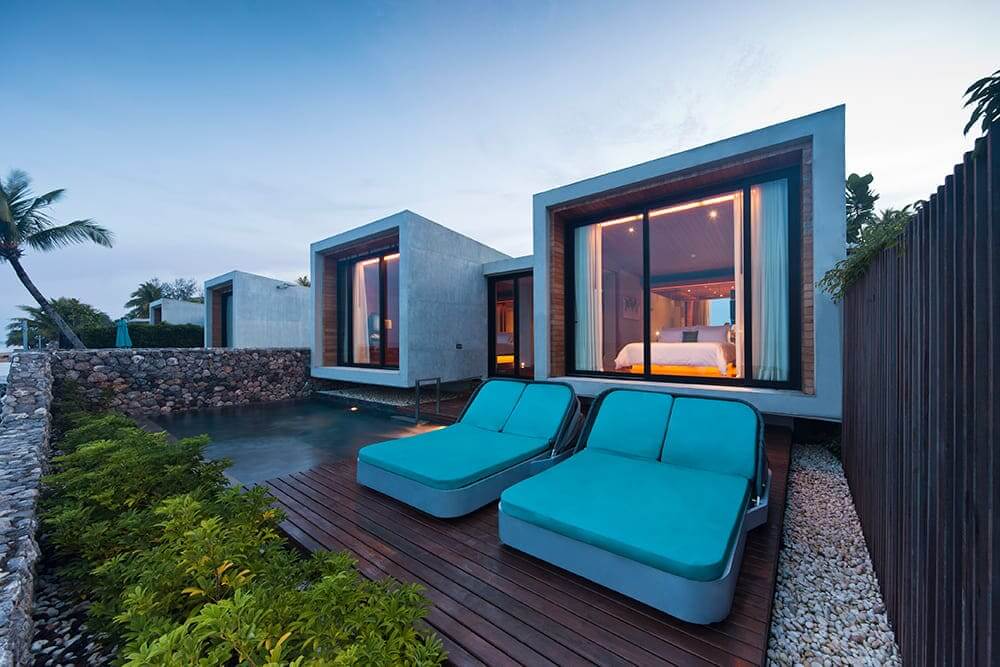 beachfront grand pool villa 02
