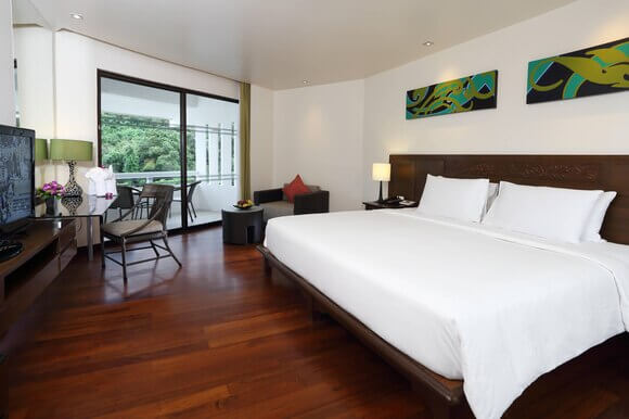 guest room king balcony