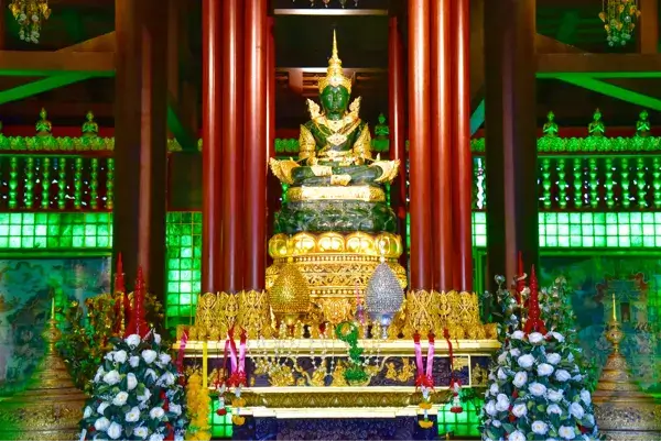 emerald buddha wat phra kaew